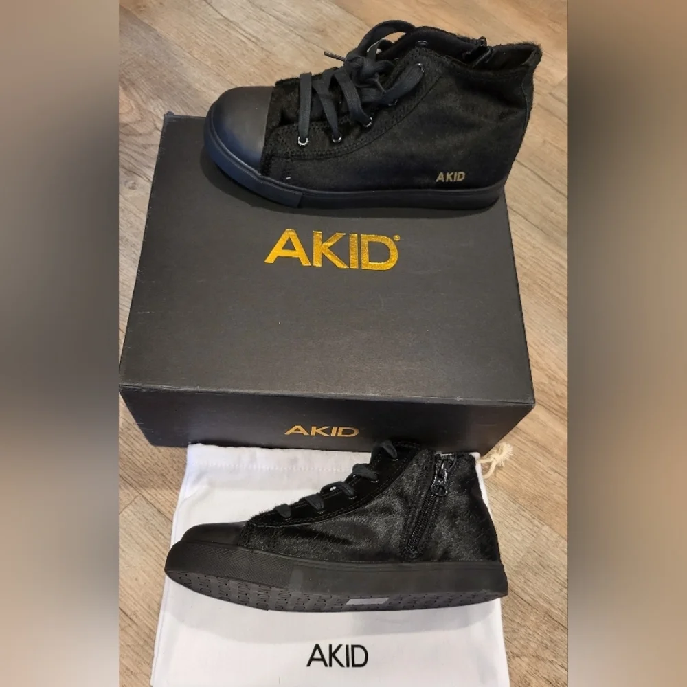 Black Minimalist Low-Top Sneakers